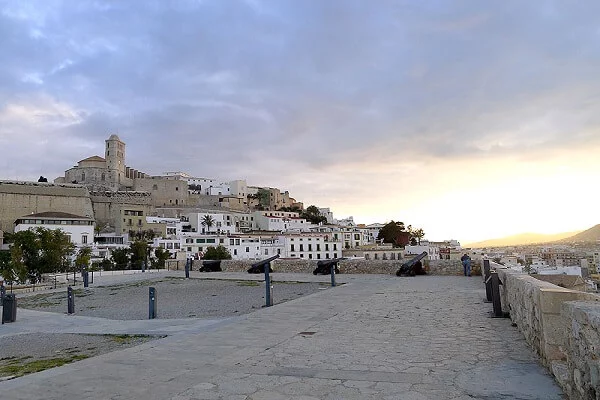 La cinta muraria di Dalt Vila
