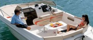 Apaixonados em Ibiza numa lancha rápida